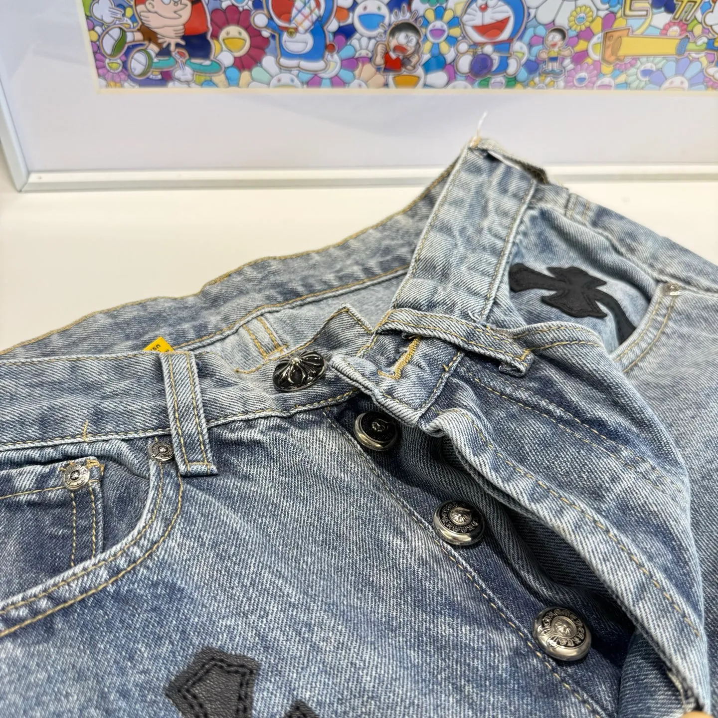 P290 model number: D446 GALLERY DEPT & Chrome hearts. Multi-leather black leather cross loose washed blue flared jeans. It truly restores the ultimate vintage texture. The original hardware accessories, washed and other elevators, and the QR code analysis are all purchased from the original factory. The degree of restoration is high. You are welcome to compare the products~ Three-dimensional version. Loose and comfortable, not picky about the figure. Makes taller and slimmer. Factory Seiko. Original factory quality control. Same style for men and women. Can be matched with couples. Versatile recommendation. Jeans that are a must-have for all seasons. Trendy people have been disappointed. From the quality selection of fabrics, the tailoring of details, and the matching of patterns, they are all impeccable! The upper body is so handsome when worn...it can be easily worn by men, women and children! The craftsmanship is made of heavy-duty washed pure cotton denim fabric. After washing, it is soft and thick. It is very stylish when worn. Size: 28, 30, 32, 34, 36 (S-XXL) Color: Stitching Size reference # 28 trouser length 100 waist 72 30 trouser length 102 waist 76 32 trouser length 104 waist 80 34 trouser length 106 waist 84 36 pants length 108 waist circumference 88